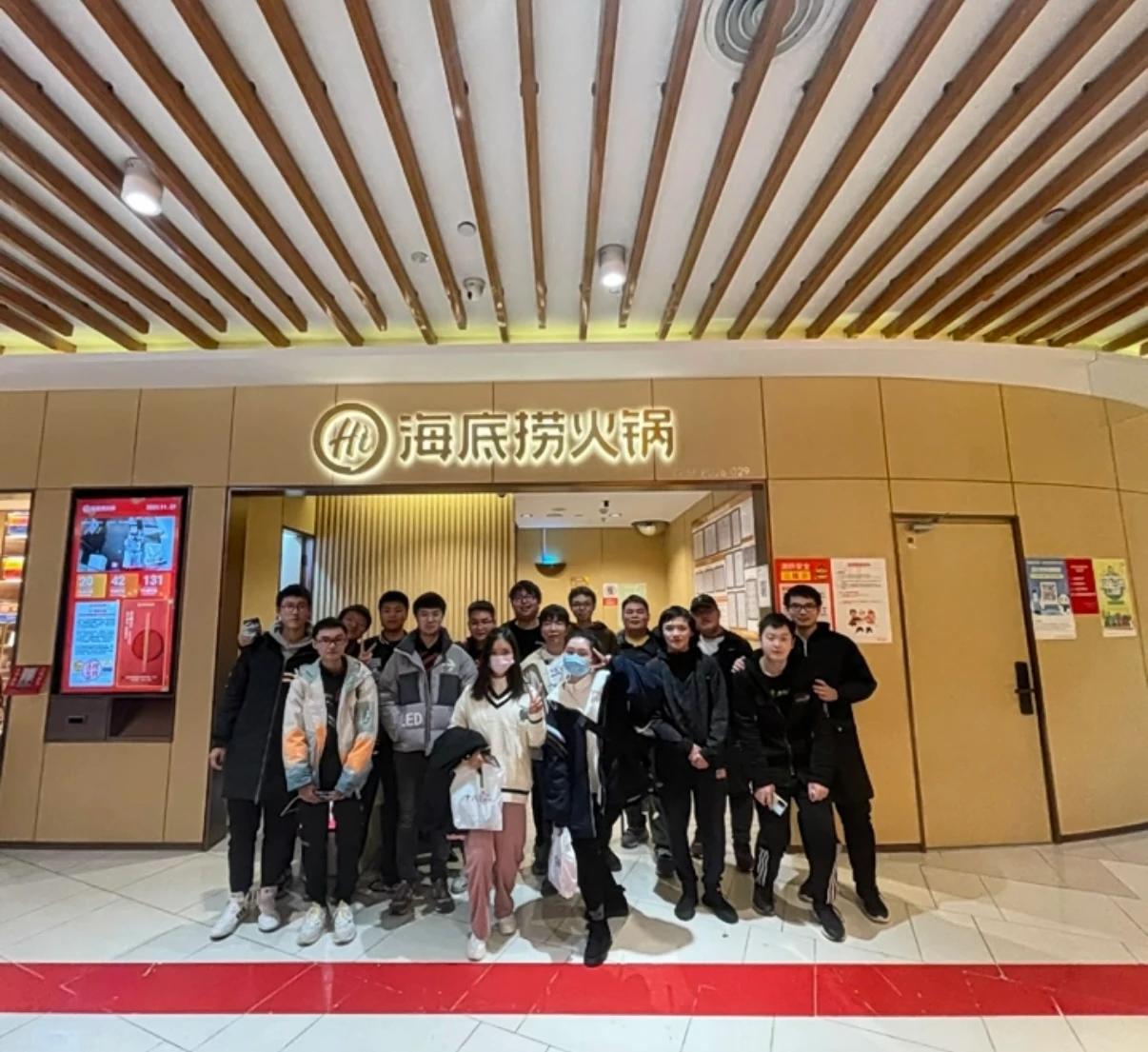 2021 年,队员们在火锅店门口相聚合影